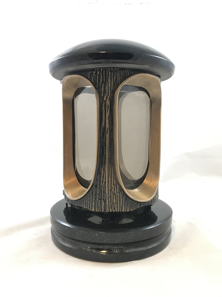 Een lantaarn / graflamp, volledig van graniet gemaakt met brons beslag