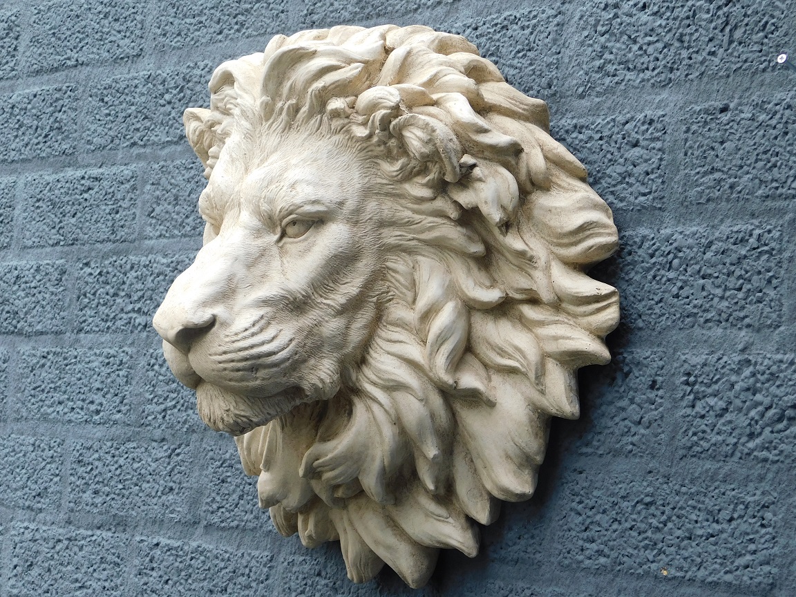 Großer schöner Eindruck voller Löwenkopf, polystein.