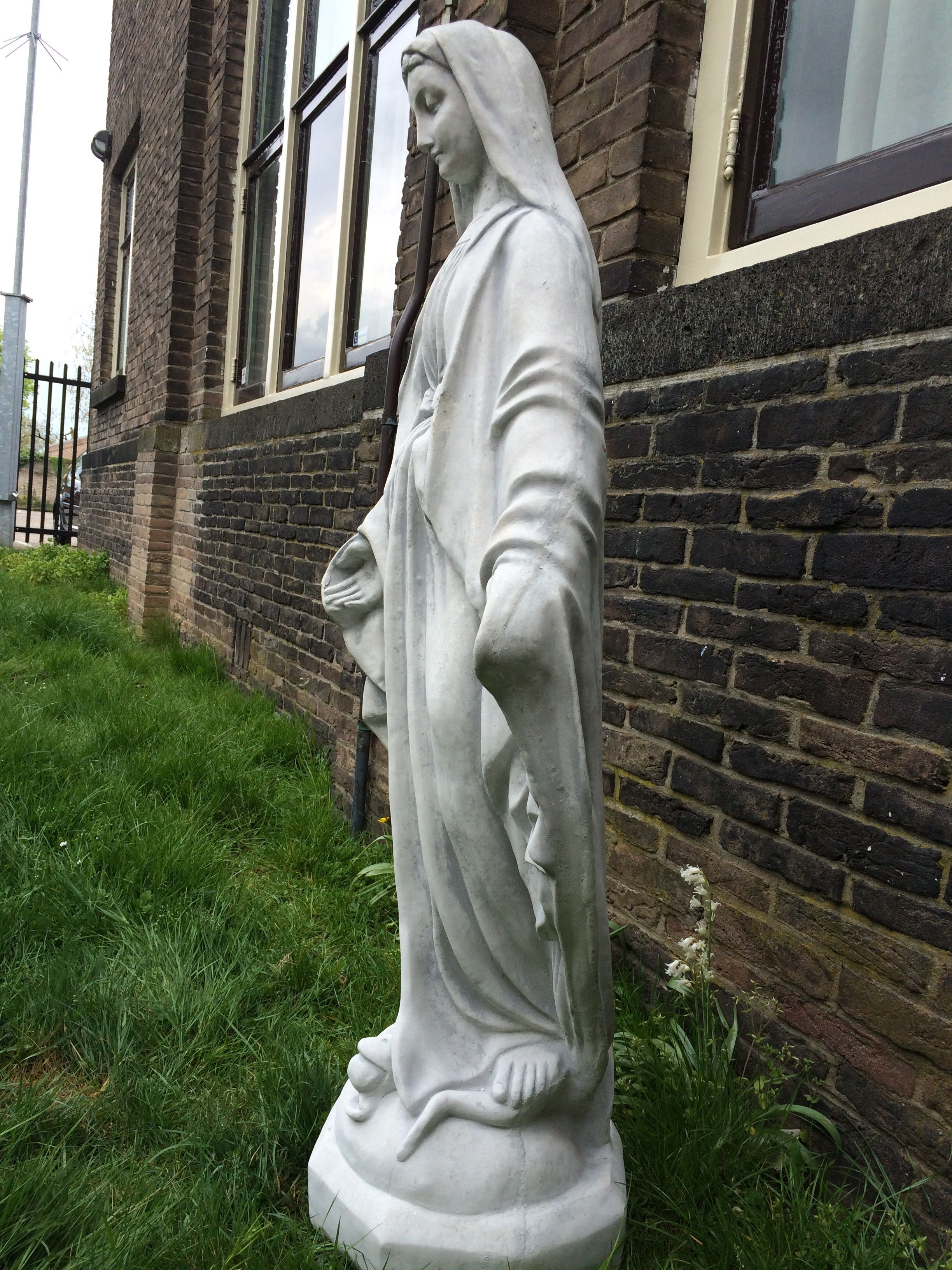 Groot Maria tuinbeeld, massief gegoten steen, prachtig gedetallieerd beeld.