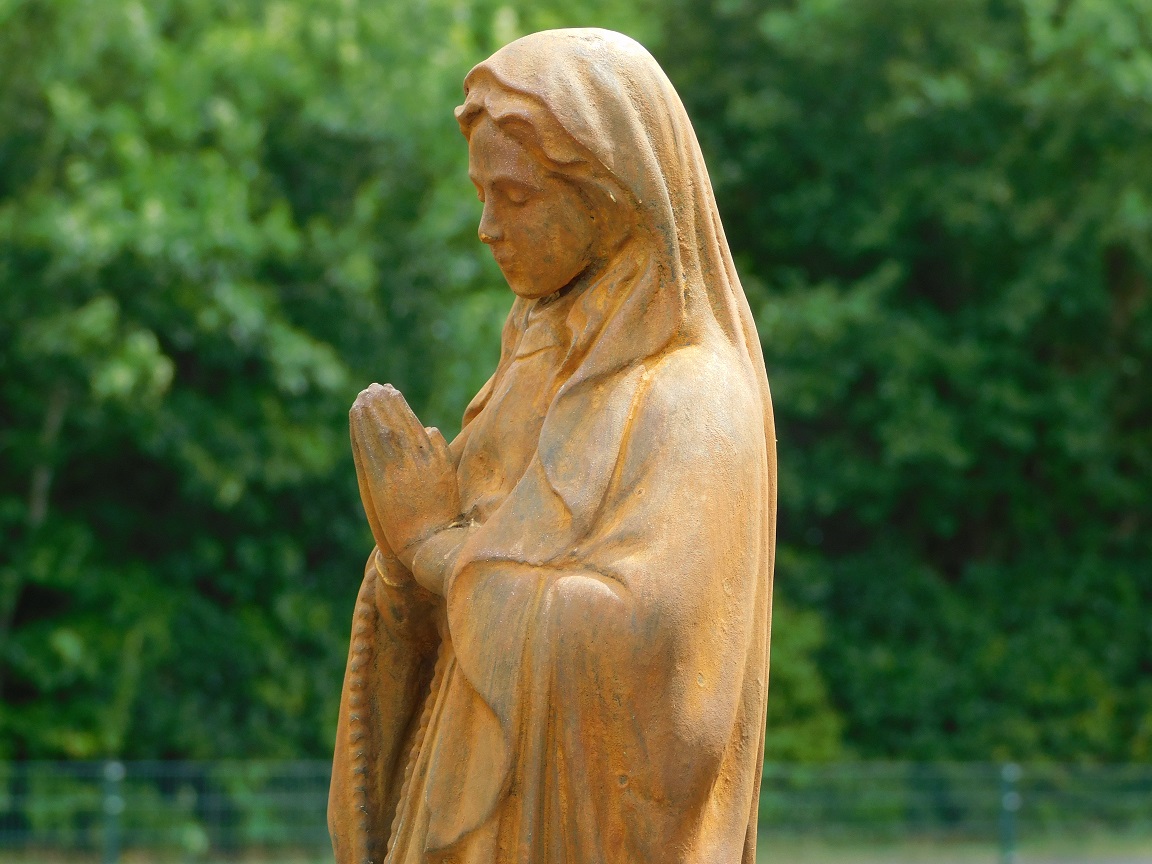 Beeld Maria met rozenkrans in oxide - vol steen