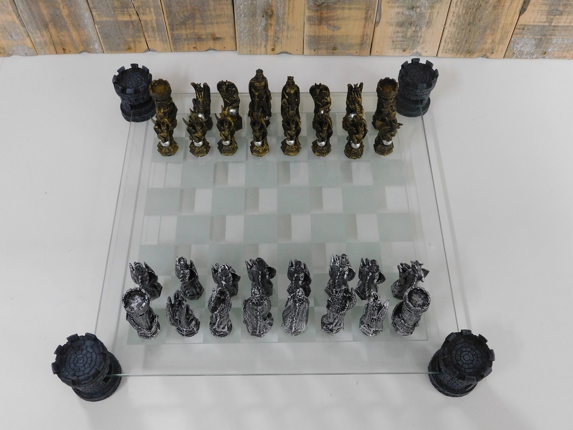 Een schaakspel met als thema: ' ridder-draken', fraaie schaakstukken... decohomeliving.com