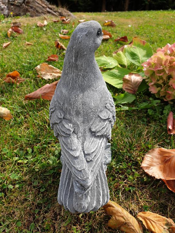 stenen beeld van een duif, voor mooie momenten in de tuin