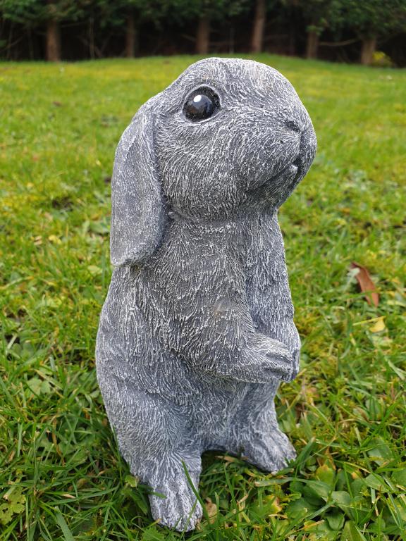 konijn , stenen tuinbeeld ,staand konijn