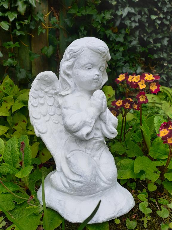 Biddende engel ,tuinbeeld
