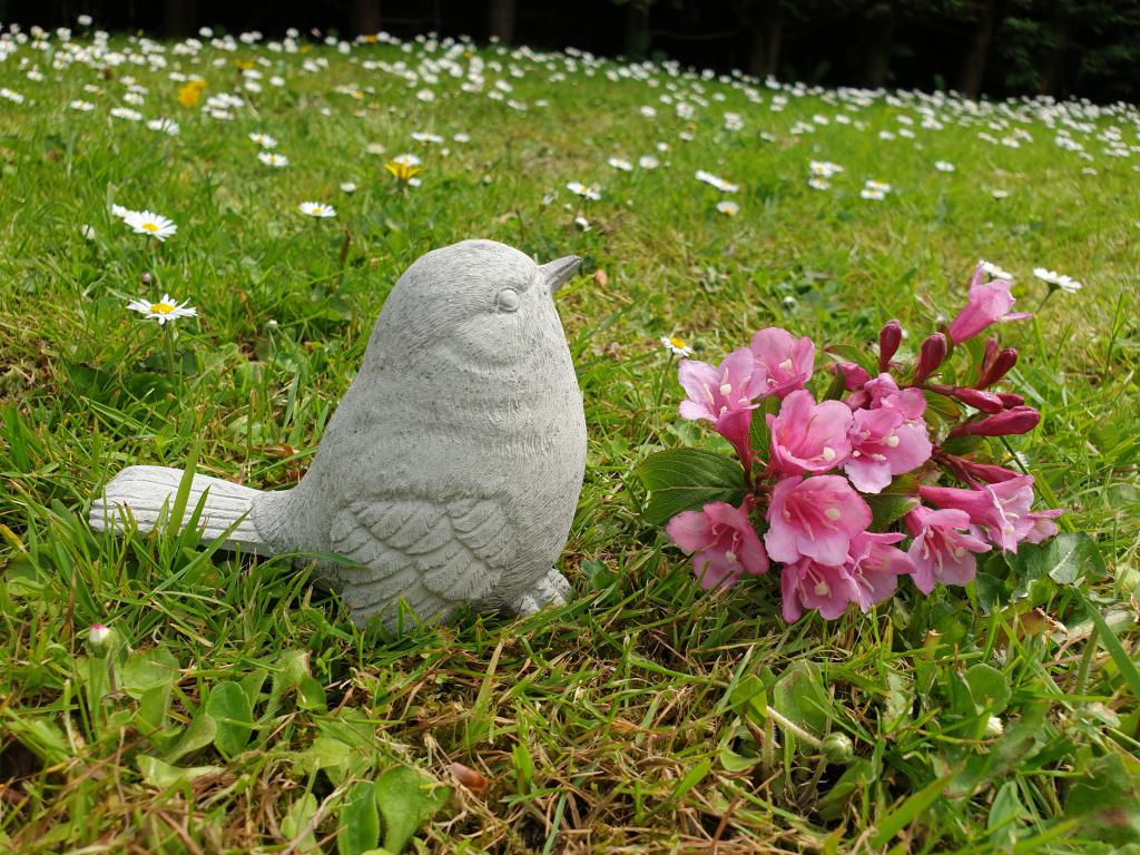 Süße Gartenfigur eines Spatzes, Vogels
