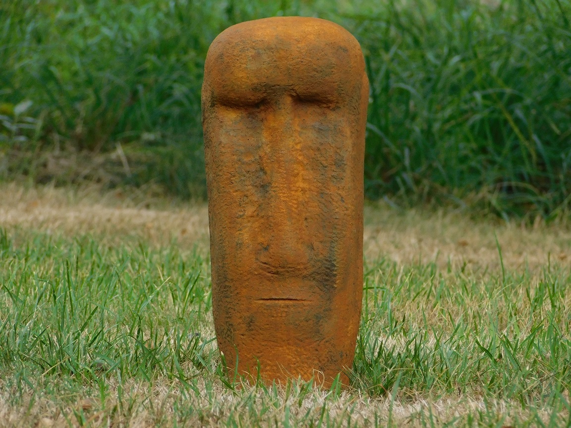 Moai beeld in oxide - vol steen