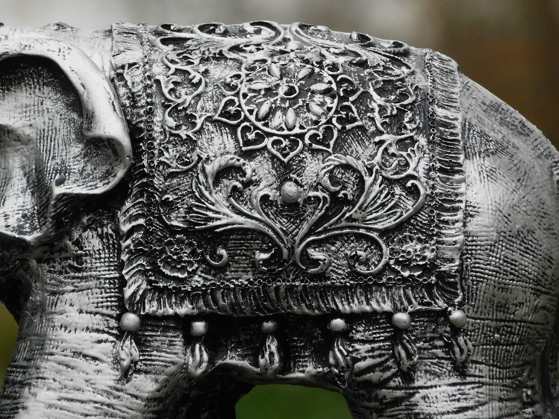 Olifant India - zilvergrijs met zwart - polystone