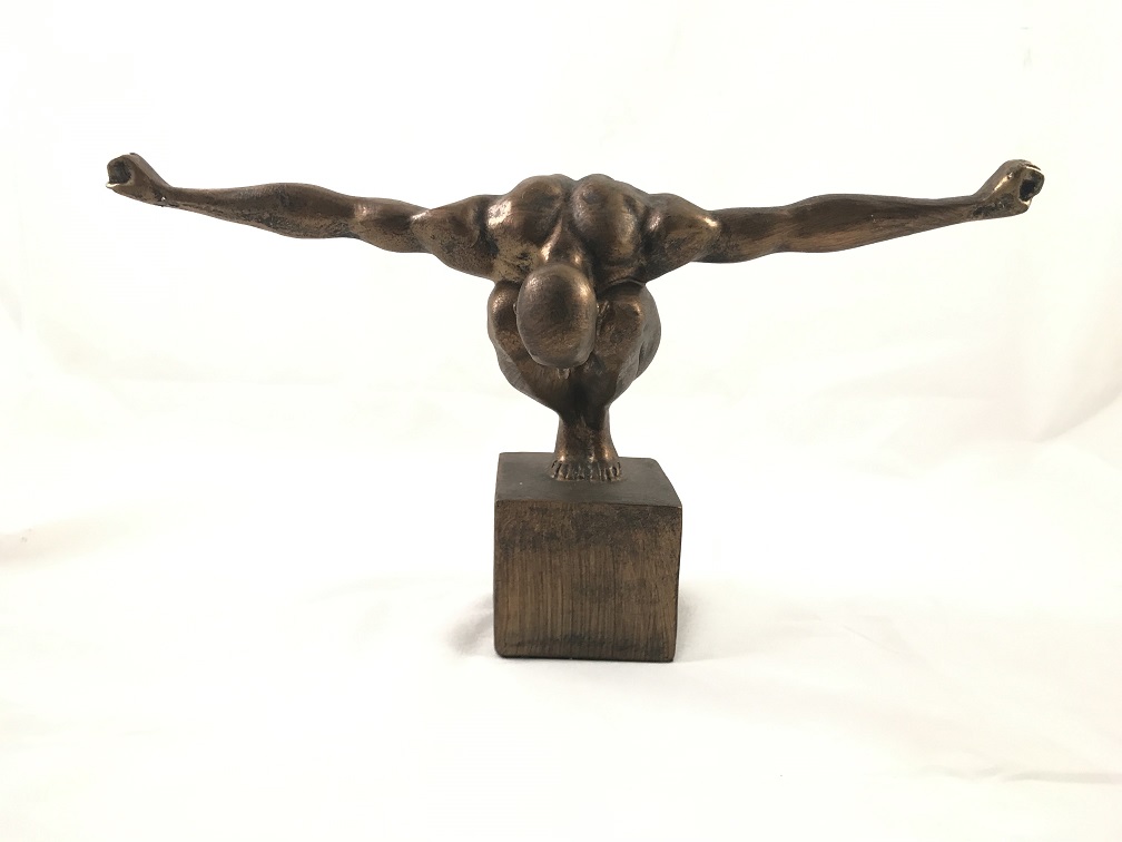 Mooi sculptuur / beeld van een Olympian Man, een zeer atletische man