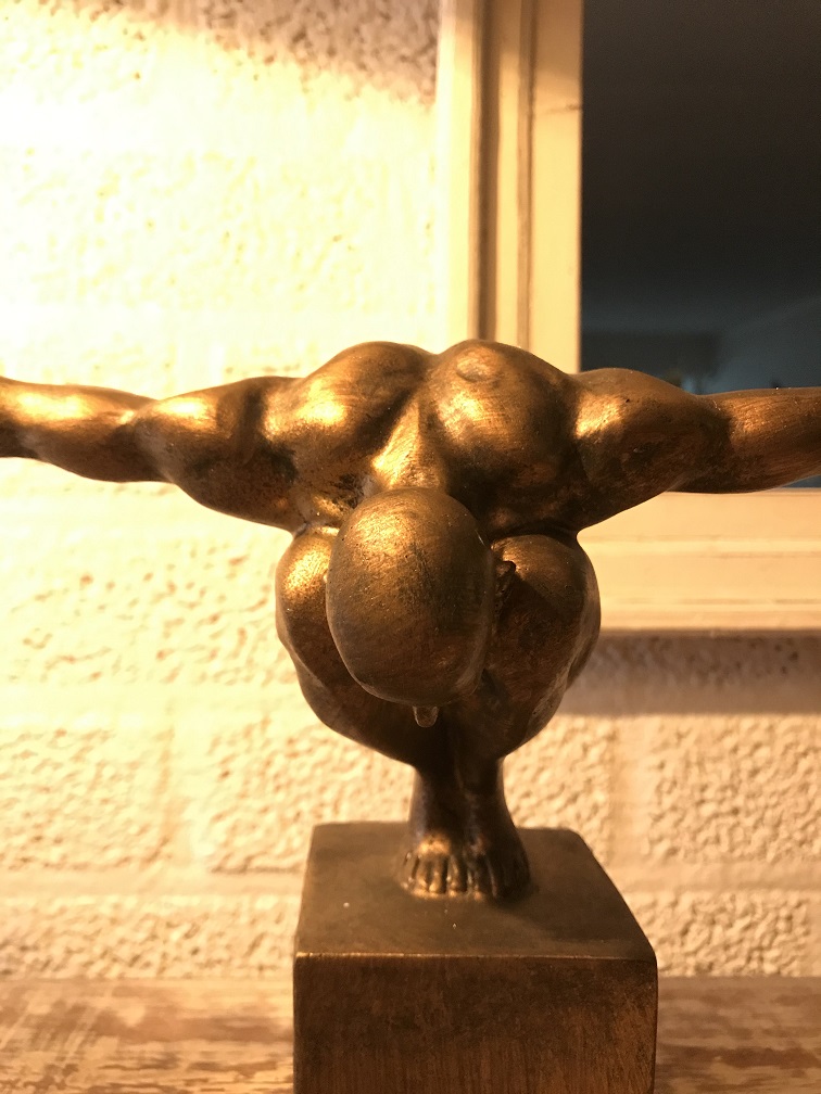 Mooi sculptuur / beeld van een Olympian Man, een zeer atletische man