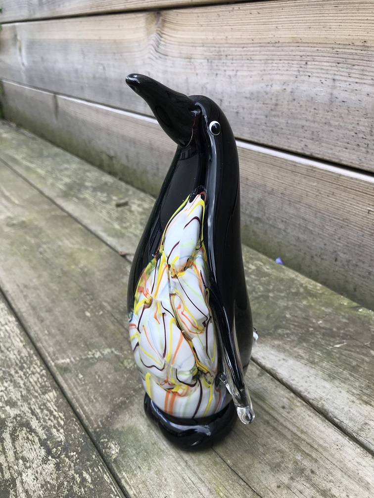 Een fraai glazen beeld van een pinguin, een glazen kunstwerk!