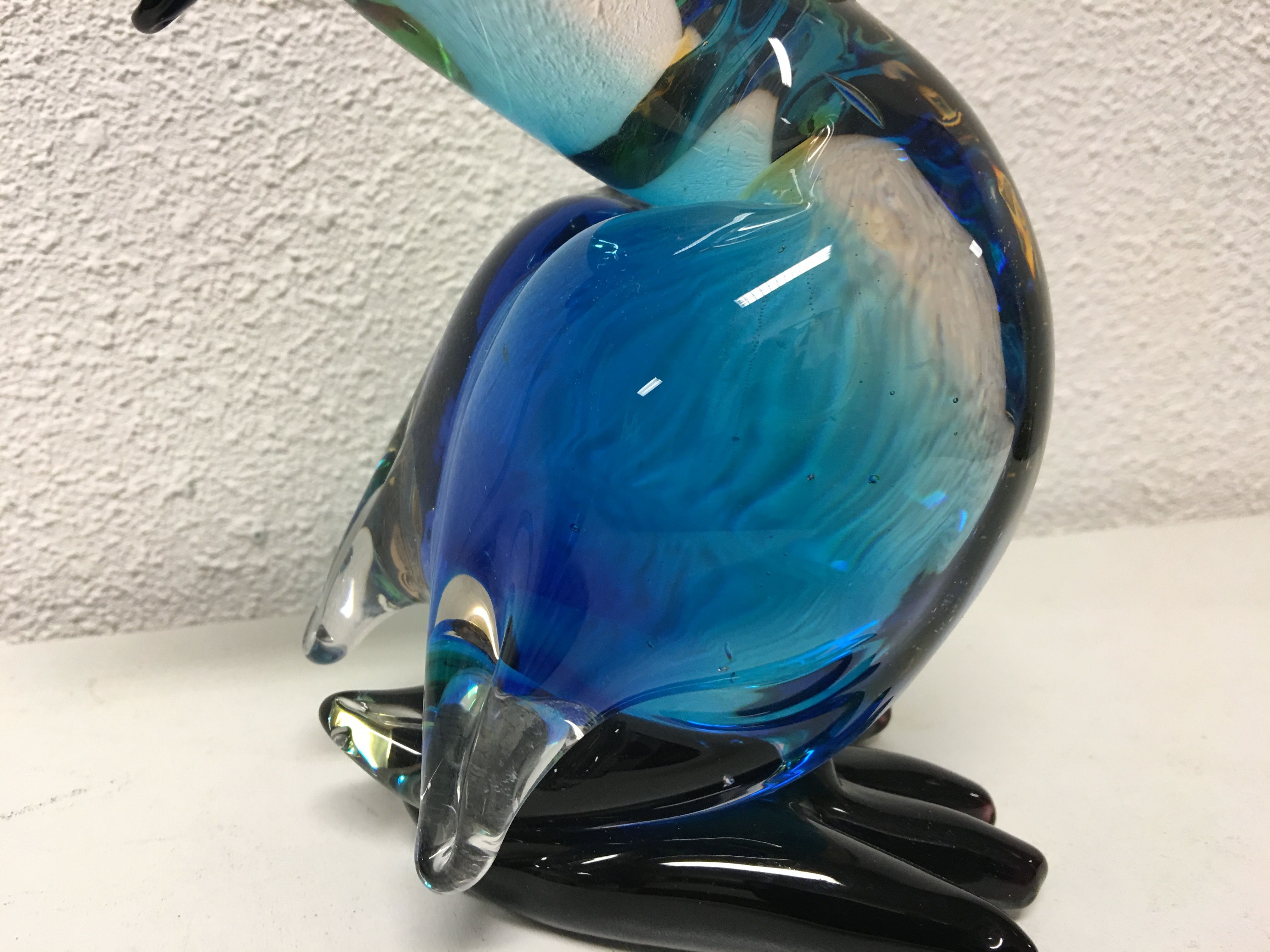 Prachtige glas-geblazen pelikaan, vol in kleur.