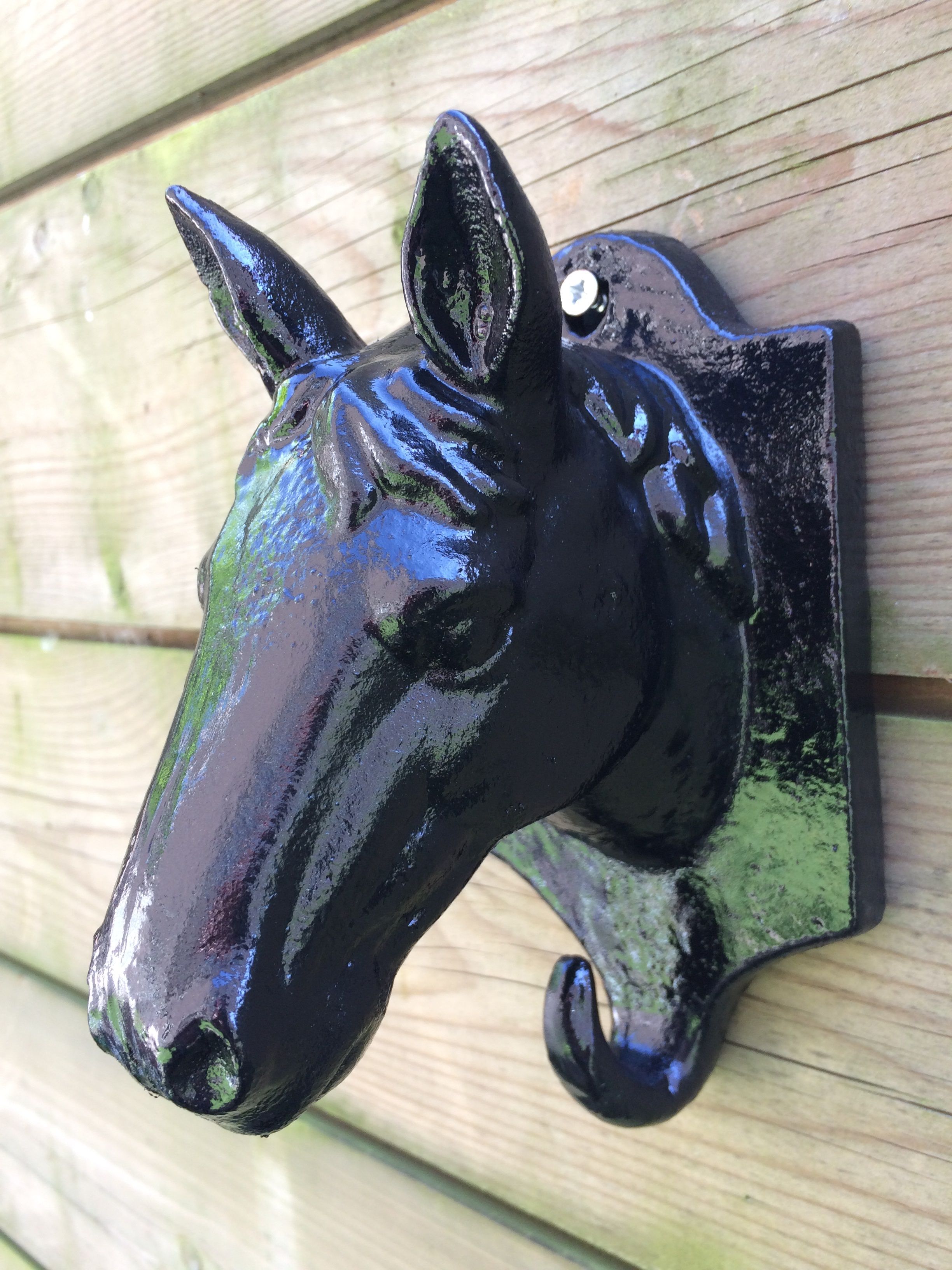 Dit rustieke paardenhoofd als kapstok is een mooie schuur decoratie, kleur zwart.-rust