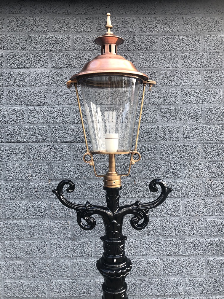 Buitenlamp, lantaarn met keramische fitting en glas, gegoten aluminium paal, zwart, met koperen ronde kap, hoog 240 cm