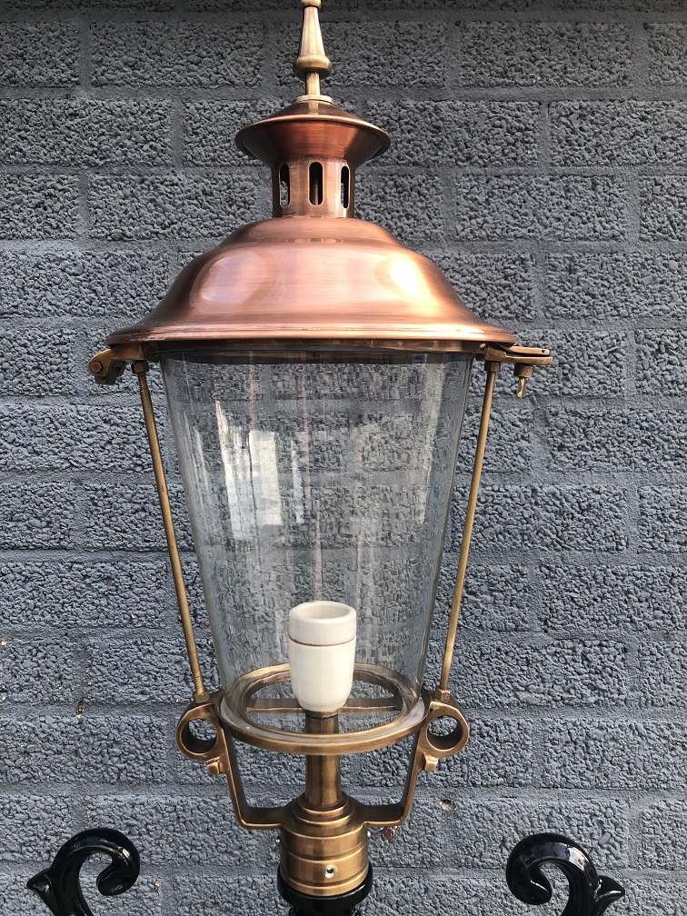 Buitenlamp, lantaarn met keramische fitting en glas, gegoten aluminium paal, zwart, met koperen ronde kap, hoog 240 cm