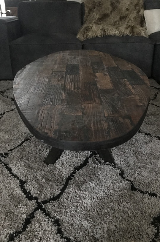 Robuuste ovale salontafel met fraai houten blad en ijzeren onderstel, MAAR 1 BESCHIKBAAR!!