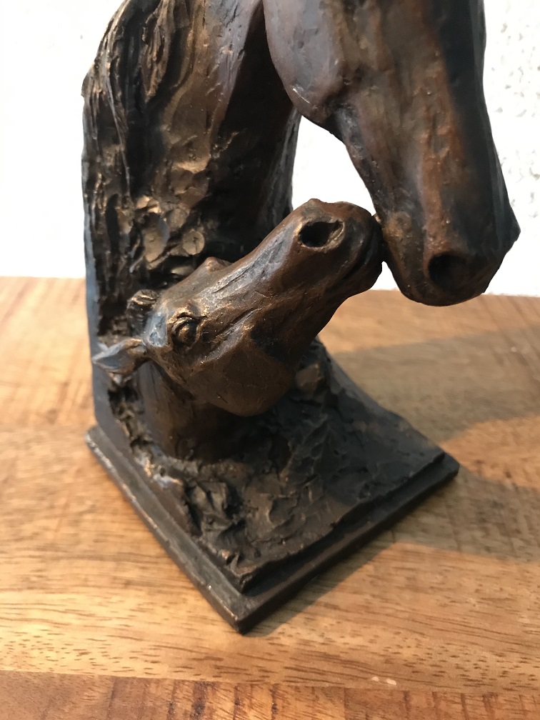Beeld-merrie met veulen, boekensteun paarden, paardenbeeld in bronzen optiek, laatste