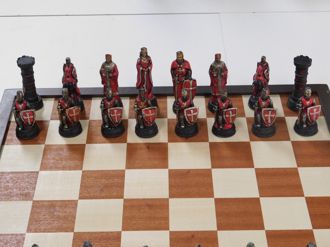 Mooi schaakspel met het thema: ''CRUSADE Red VS White', bijzonder schaakspel!