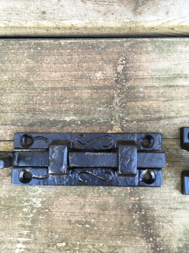 Een mooie deurgrendel / schuifslot, mat zwart, gemaakt van smeedijzer