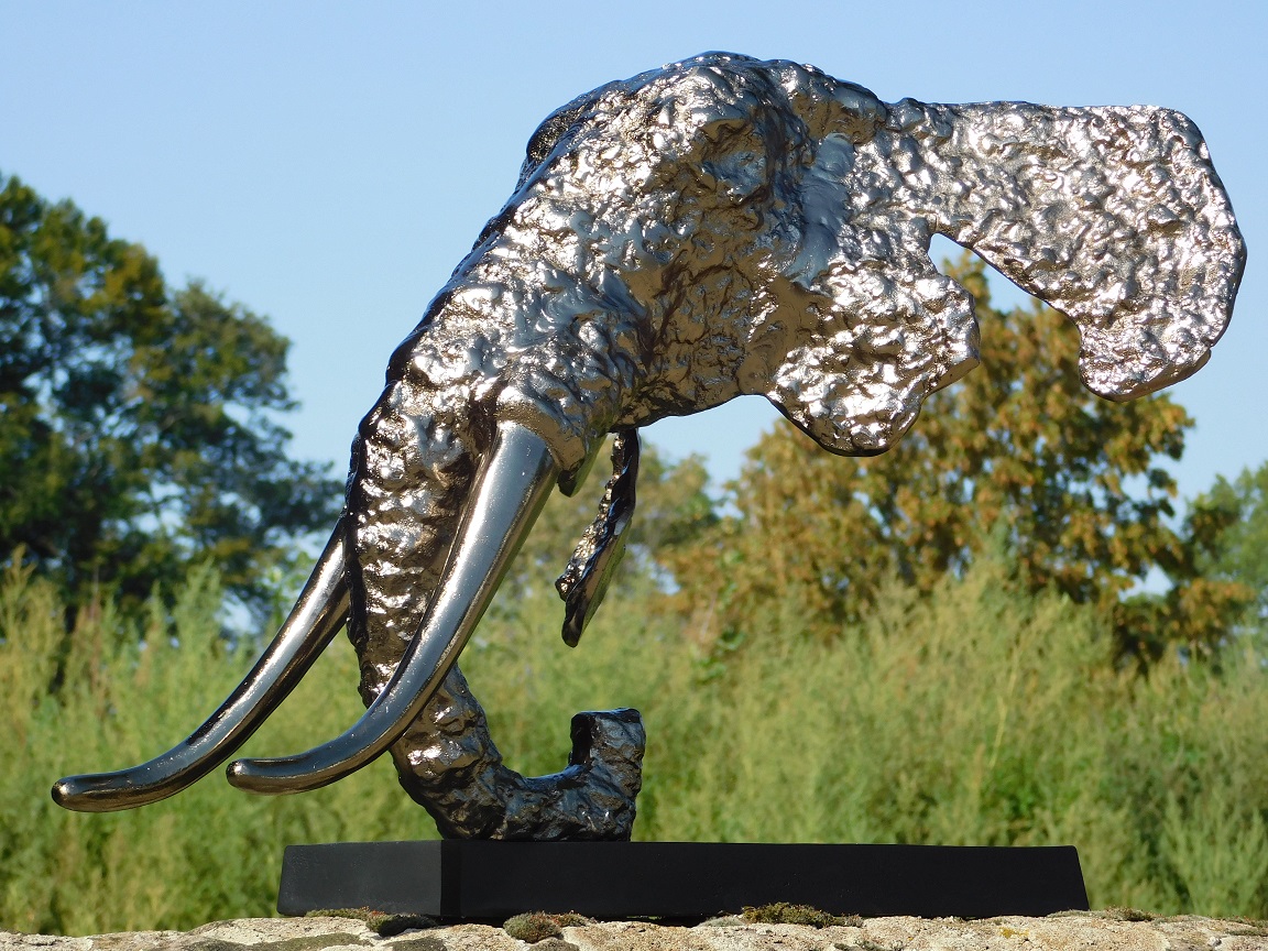 Skulptur Elefantenkopf - Alu mit silberen look auf alu schwarzen Fuss - Abstrakt