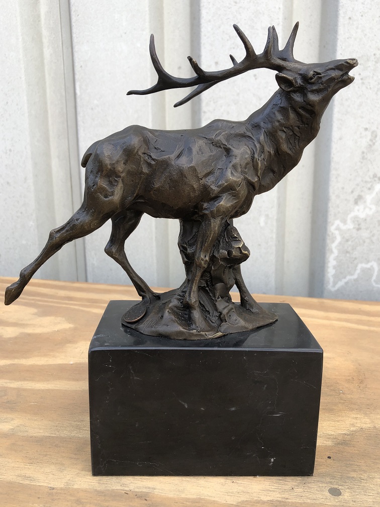 Een bronzen beeld/sculptuur van hert -