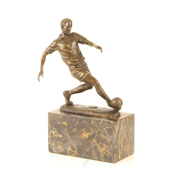Eine Bronzestatue/Skulptur eines Fußballspielers