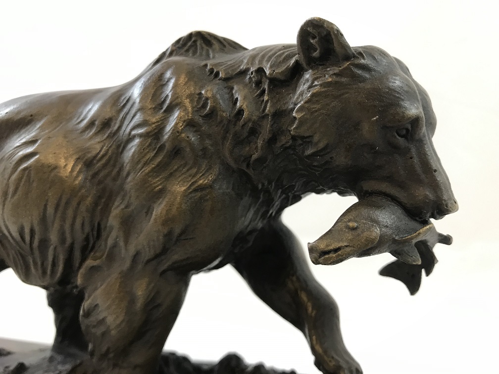 Eine Bronzeskulptur eines Grizzlybären