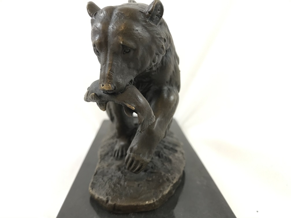 Eine Bronzeskulptur eines Grizzlybären