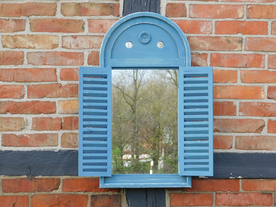 Spiegel met houten frame en deurtjes - vintage blue