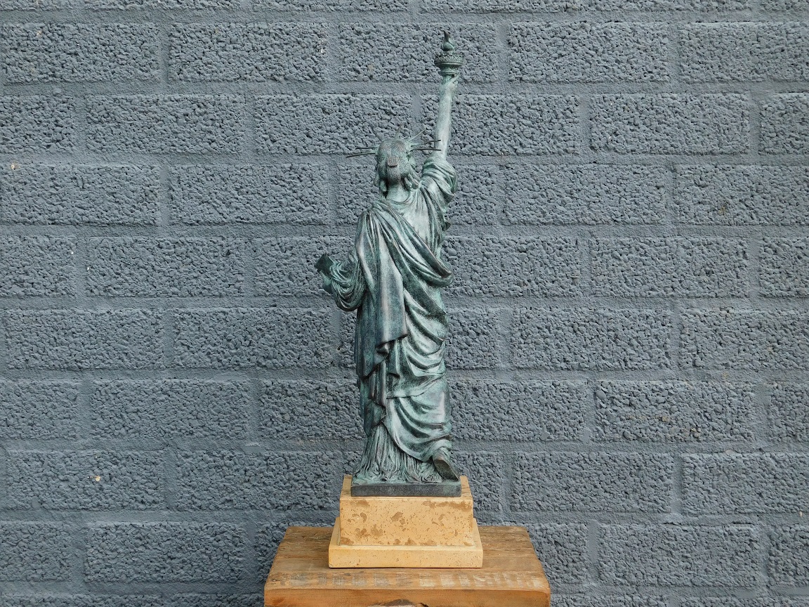Een bronzen beeld/sculptuur van ''THE STATUE OF LIBERTY''