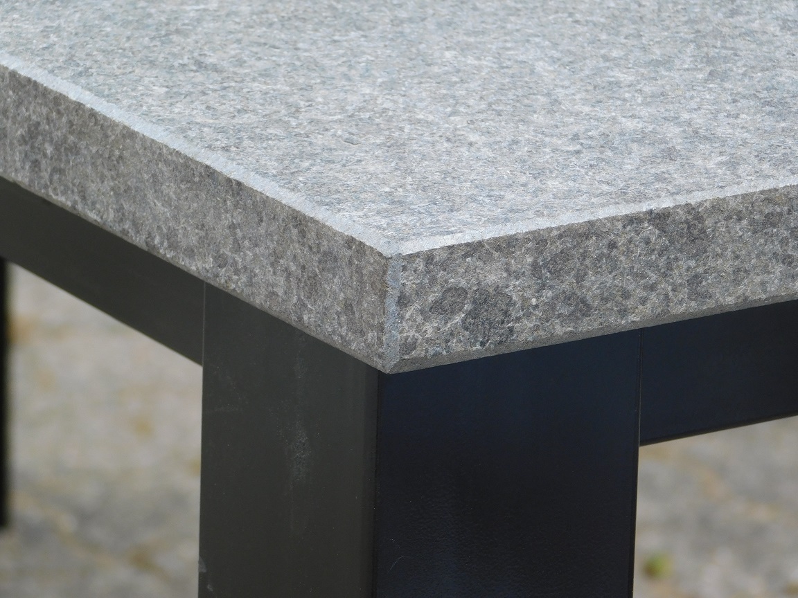 Exklusiver Gartentisch - Granit mit Stahlgestell