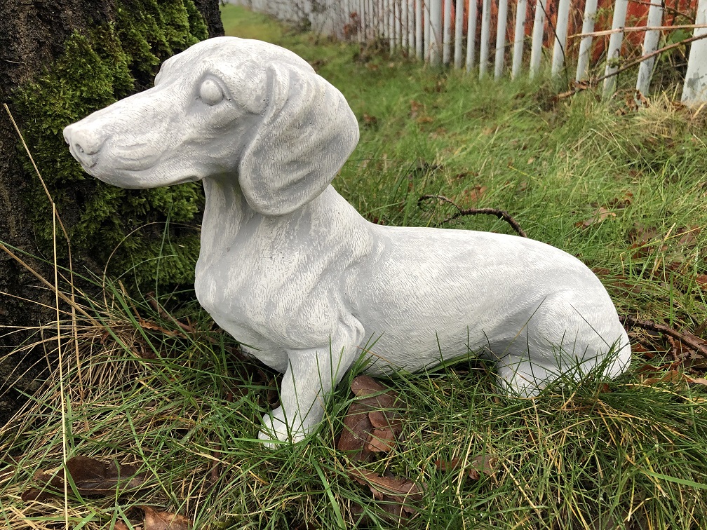 Dierenfiguur hond, Teckel hondenbeeld vol steen - Teckel stenen beeld.