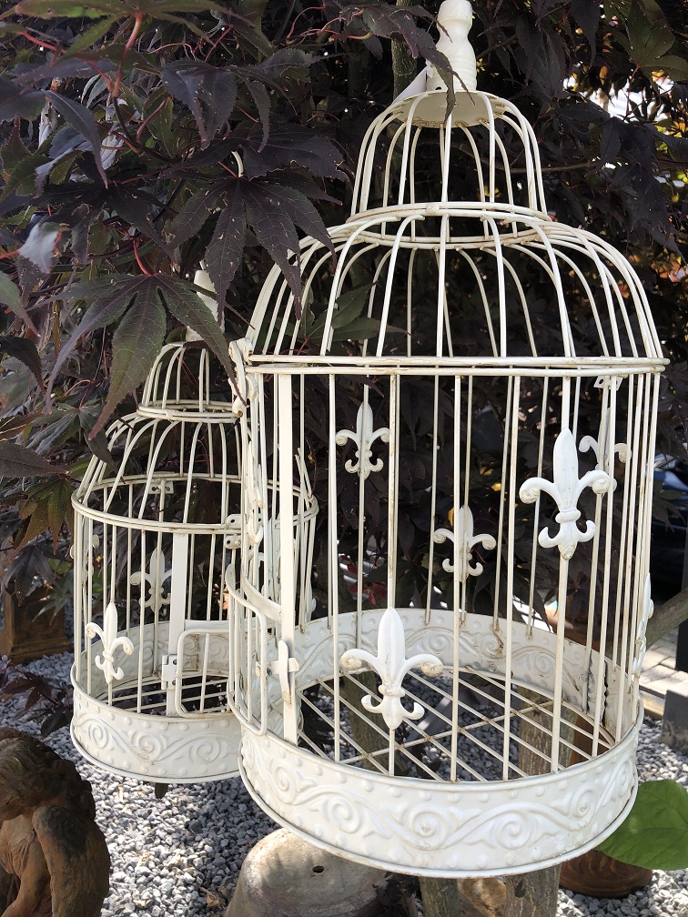 Set aus schönen runden Vogelkäfigen aus weißem Metall, sehr schön im Design!