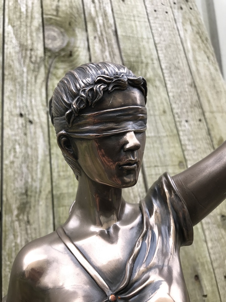 Een groot beeld van Vrouwe Justitia, brons-look, heel mooi!