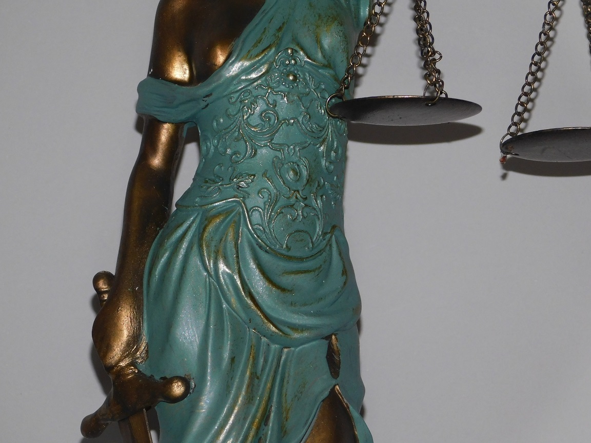 Beeld - Vrouwe Justitia - polystone -  turquoise