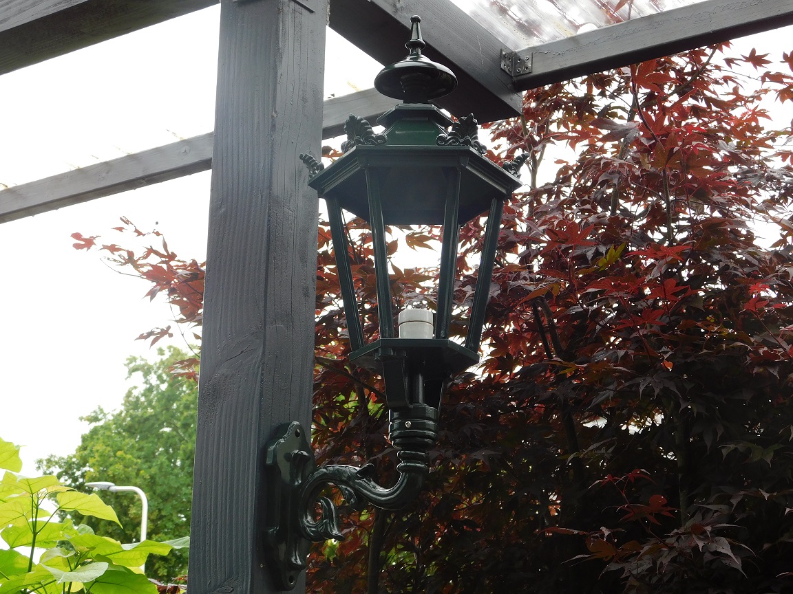 Nostalgische wandlamp, aluminium - groen, sierlijke arm + middel kap