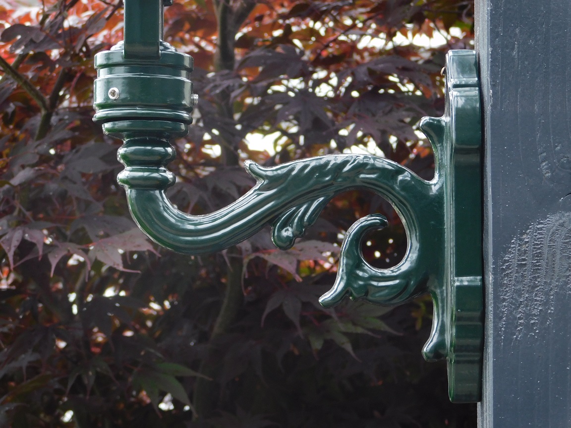 Nostalgische Gartenlampe / Wandlampe, Aluminium - grün, dekorativer Arm + kleiner Schirm