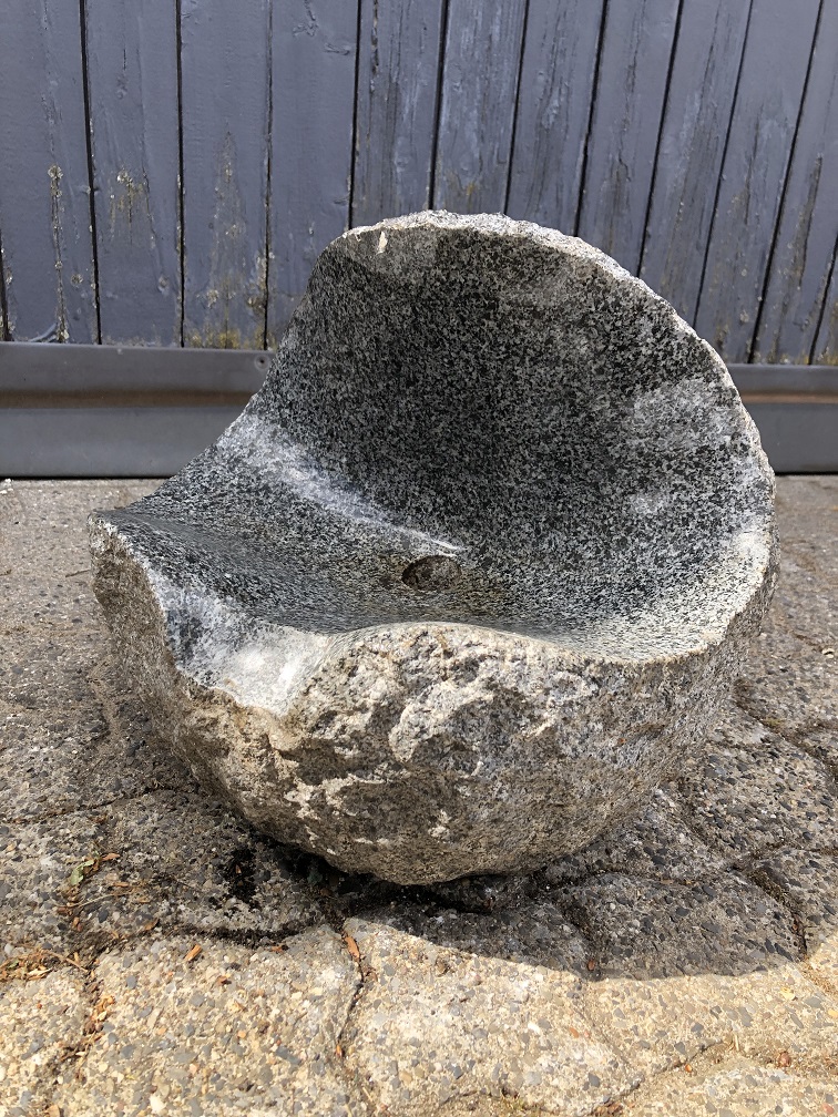 Granieten geslepen bol 1/2 als waterloop, ornament, staand, vijverornament, watertrap., laatste!