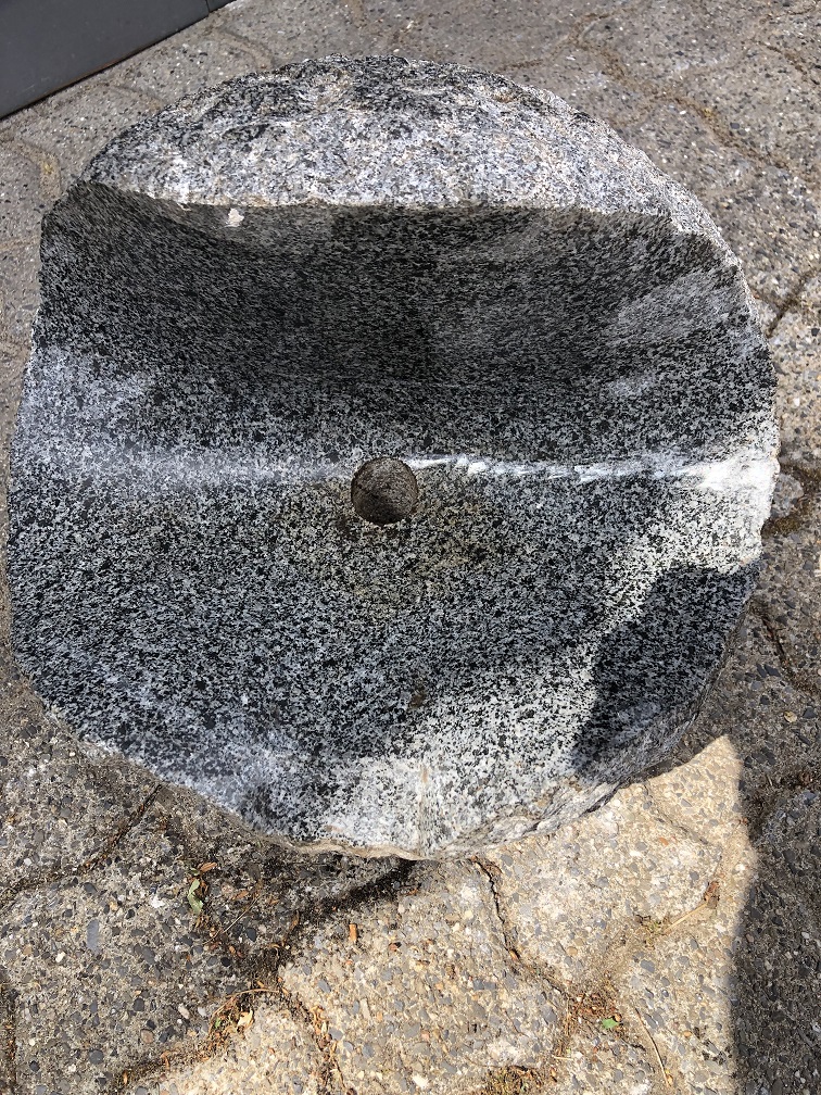 Granieten geslepen bol 1/2 als waterloop, ornament, staand, vijverornament, watertrap., laatste!