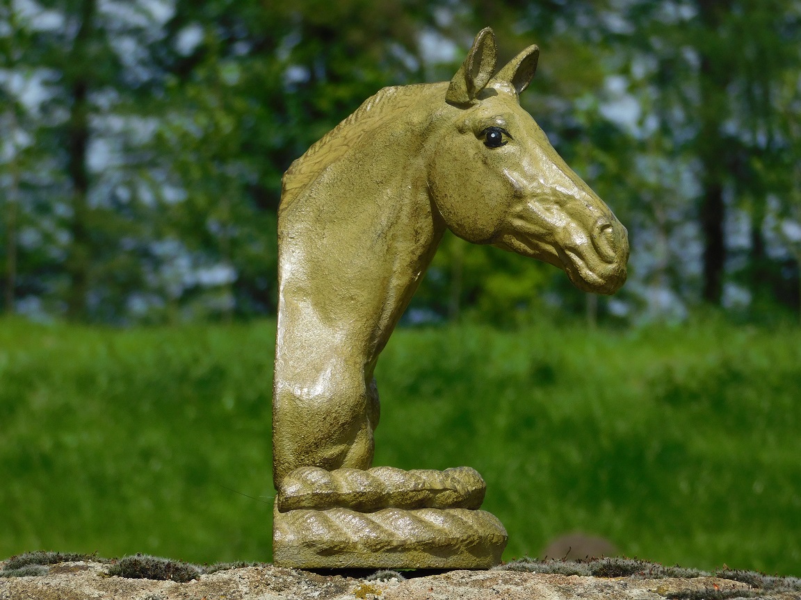 Statue Pferd - olivgrün - Eisen massiv 