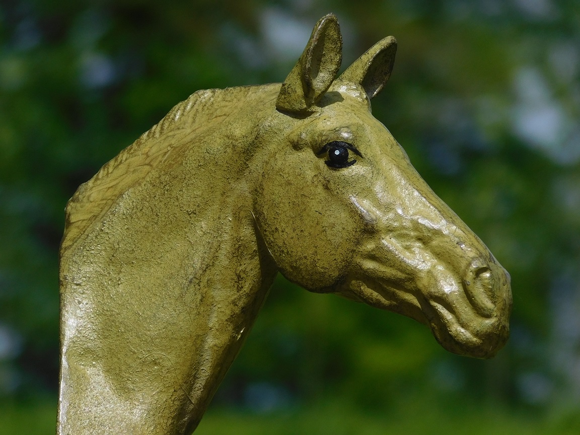 Statue Pferd - olivgrün - Eisen massiv 