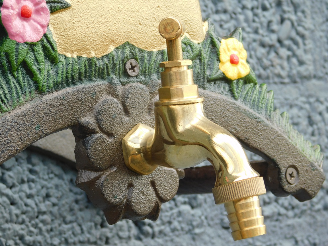 Ornamentaler Gartenschlauchhalter mit Wasserhahn - Gusseisen