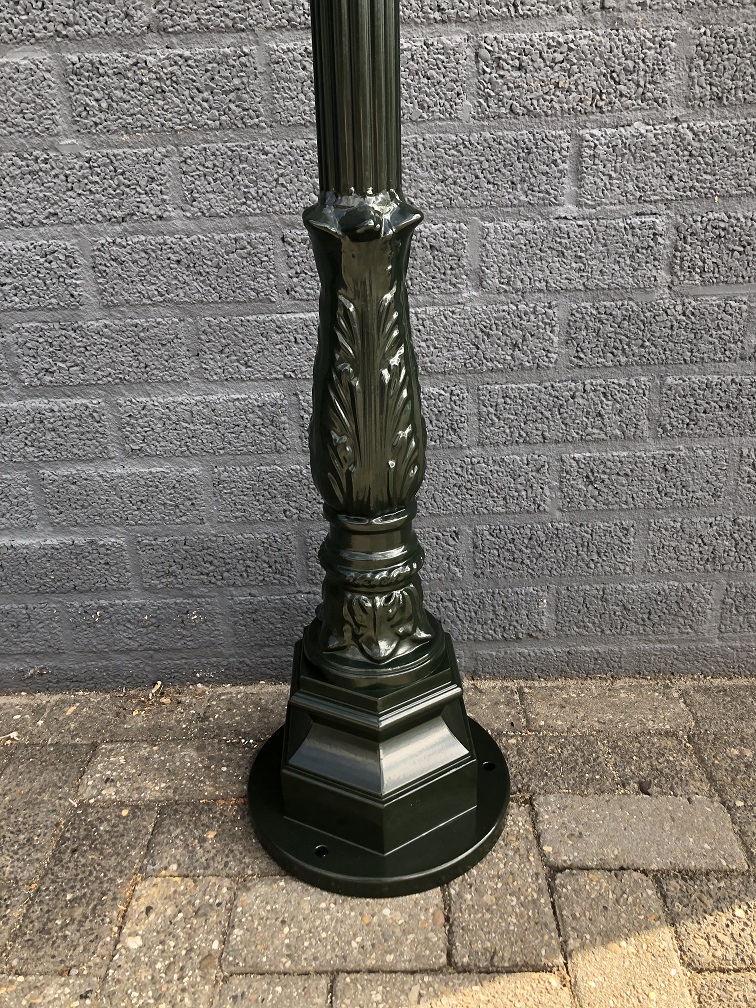 Buitenlamp, lantaarn met keramische fitting en glas, gegoten aluminium paal, groen, met koperen XL vierkante kap, hoog 250 cm.