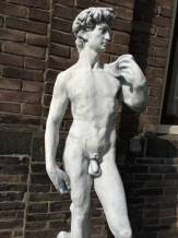 Groot beeld vol steen van de Bijbelse figuur David.