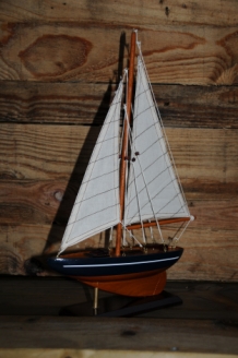 Segelboot auf Ständer, handgefertigt, sehr schön