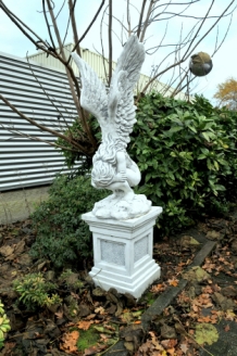 Sehr großer kniender Engel mit Flügeln auf einem großen Sockel, sehr groß!