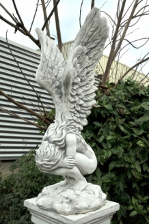 Sehr großer kniender Engel mit erhobenen Flügeln, schöne Steinskulptur