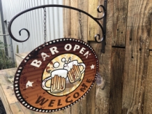Uithang-gevel-bord ''Bar open'' en 
