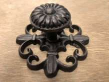 Schmiedeeiserner Türknopf, Schrankknopf, Möbelbeschlag, mit Rosette, wunderschön!