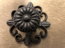 Schmiedeeiserner Türknopf, Schrankknopf, Möbelbeschlag, mit Rosette, wunderschön!