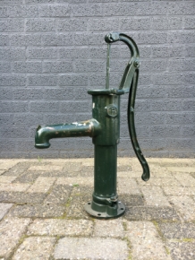 Altmodische Wasserpumpe, massives Gusseisen, grün